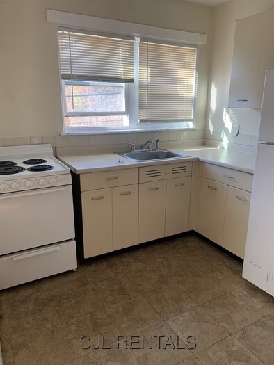 7 Spruce St unit 1, Waltham, MA 02453 - photo 2