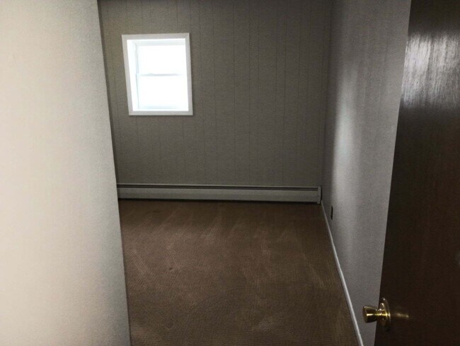 711 Vulcan St unit 4, Iron Mountain, MI 49801 - photo 5