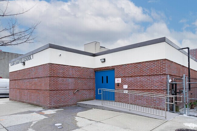 Icahn Charter School 1 has 313 students in grades K-8.