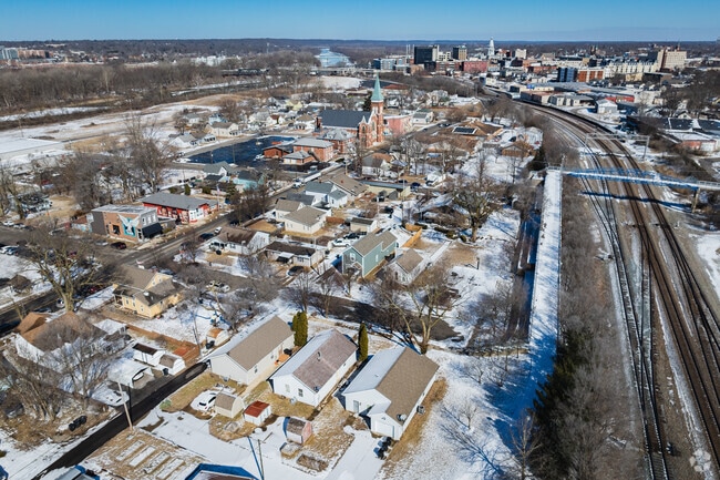 The Wabash River and railroad form the borders of Wabash.