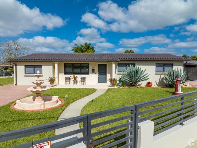 Single story homes are perfect for new families in Biscayne Gardens East.