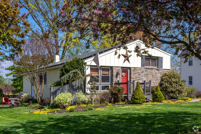 Find great landscaping around a beautiful ranch home in Folsom, PA.