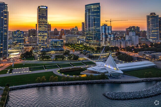 Drexel Highlands is 20 minutes from beautiful, downtown Milwaukee.