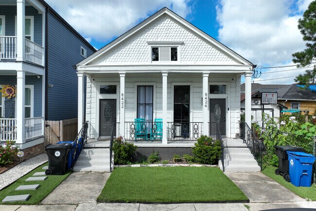A duplex style home located in Leonidas with its manicured lawn is typical of this neighborhood.