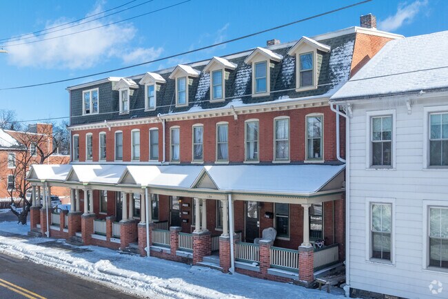 Closer to downtown Gettysburg, older rowhomes line the streets.