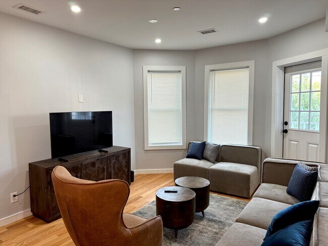 28 Linden St unit 1, Allston, MA 02134 - photo 4