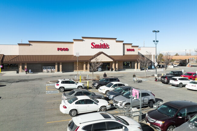 Glenmoor Country Estates' residents can go to Smith's for their groceries.