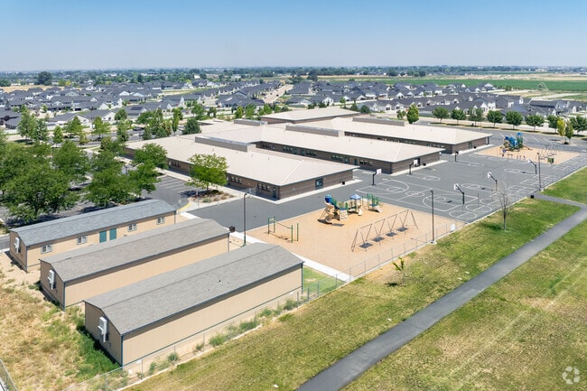 Student courtyard and satelite classrooms at Lakeview Elementary.