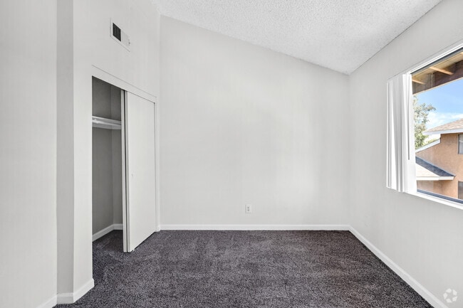 Green Tree Park Apt, Hemet, CA 92543 - photo 4