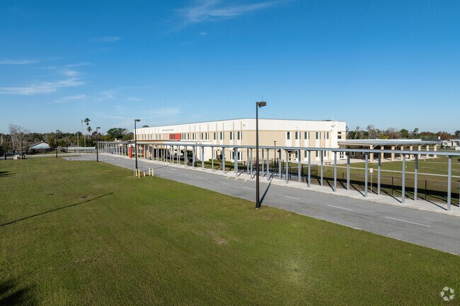 Deerwood Elementary School has a convenient bus drop-off design.
