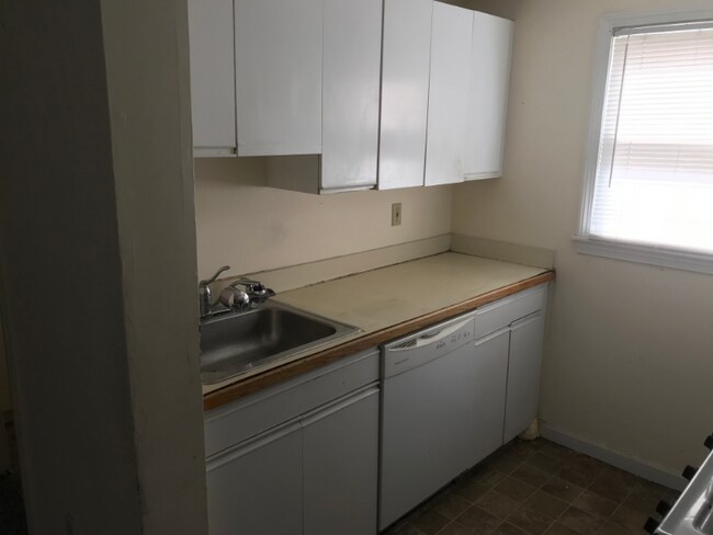 107 University Ave unit 2, Lowell, MA 01854 - photo 2