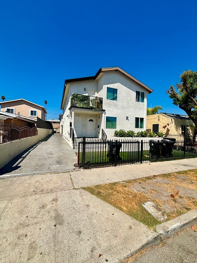 619 W 83rd St, Los Angeles, CA 90044