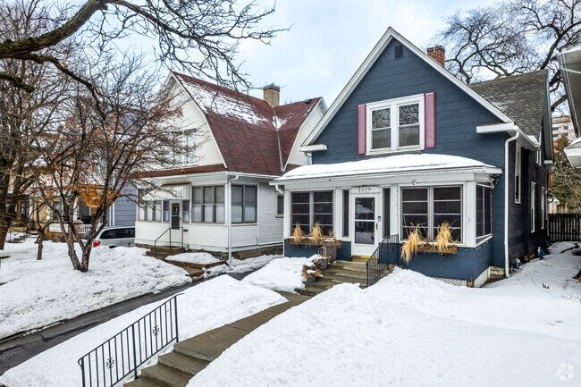 There are many craftsman homes in Elliot Park.