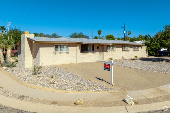 Brick ranch homes are common in Broadway Pantano East.