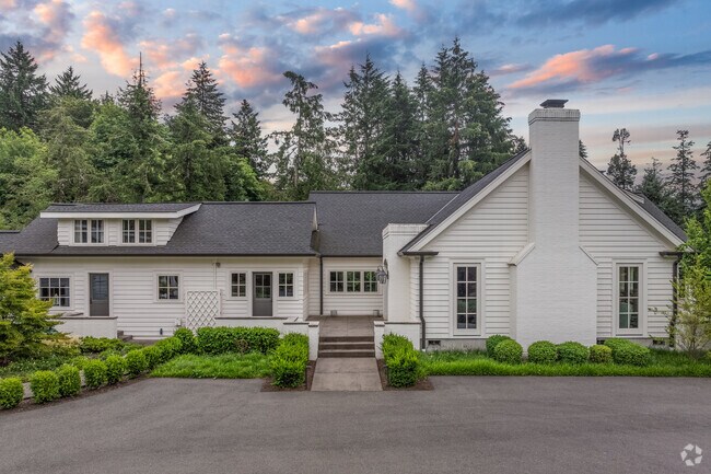 Larger houses in Hanna Place typically feature spacious interiors up to 5,000 square feet.