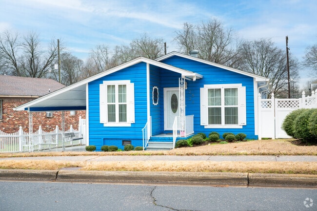 This recently painted house brings vibrance to Roosevelt, Birmingham.