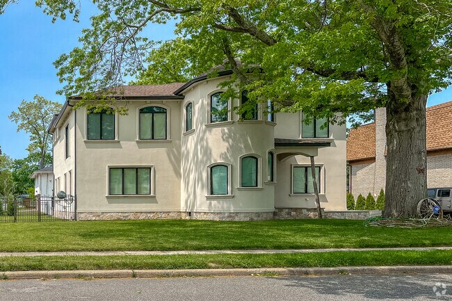 Contemporary Modern Style homes usually have manicured lawns.