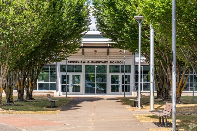 The Lebanon Community School District has a student to teacher ratio of18 to 1.