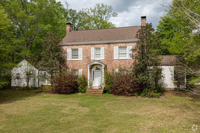 Large estate style homes can be found when looking to move to Bogalusa.