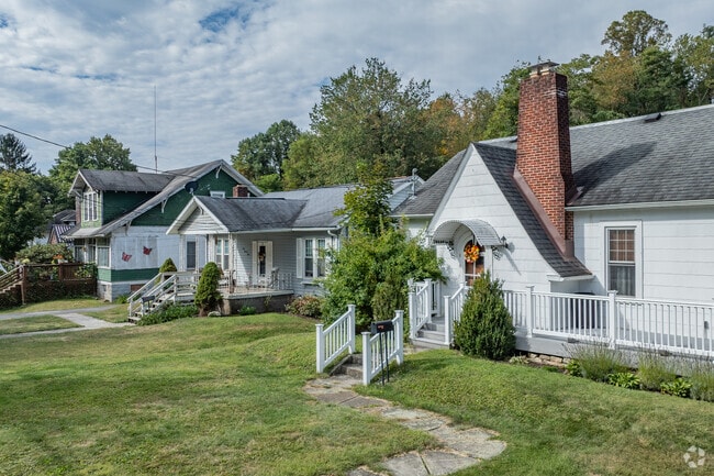 Rows of homes with small lots sit in close proximity on the streets of Kingwood.
