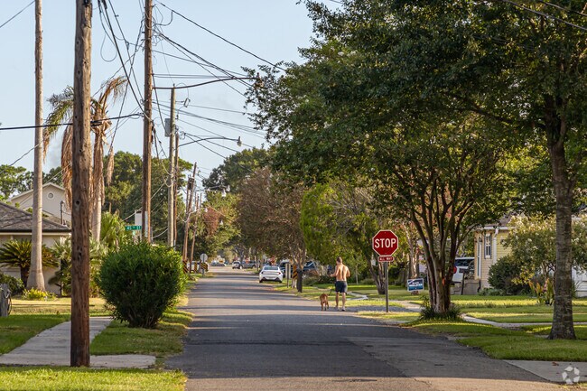 New Metairie’s quiet streets and green spaces make it a welcoming haven for new homeowners.