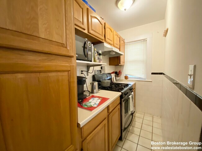 11 Romsey St unit 2, Dorchester, MA 02125 - photo 4