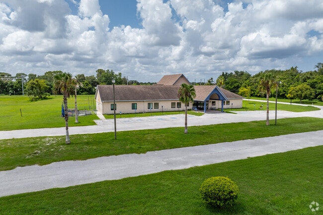 Esther's School-Hudson has a student-teacher ratio of 12 to 1.