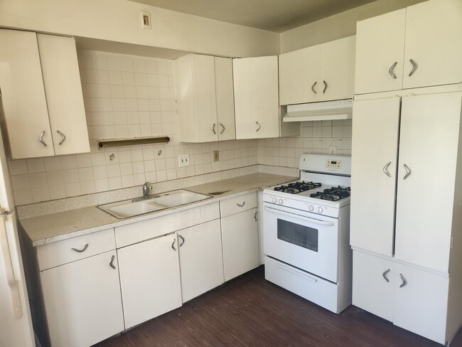 932 Blackstone Ave, Waukesha, WI 53186 - photo 3