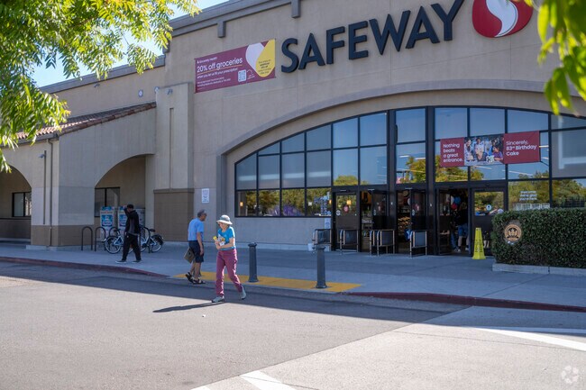 Safeway is a great place to get some groceries in the Santa Cruz area.