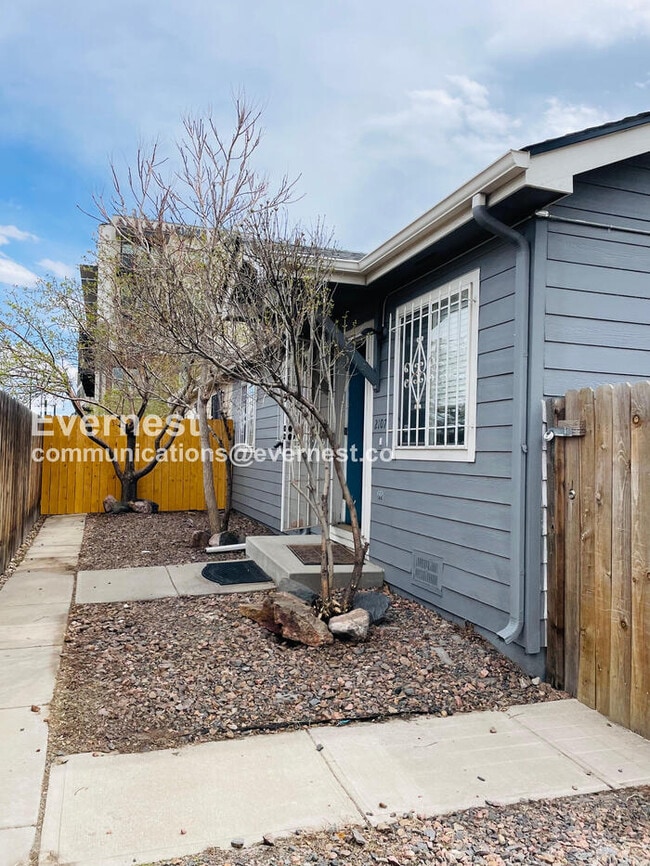 2107 S Acoma St, Denver, CO 80223