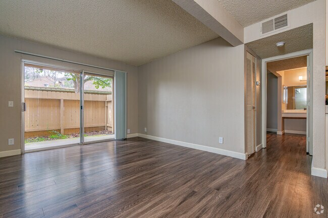 1BR, 1BA - 675 SF - Living Room