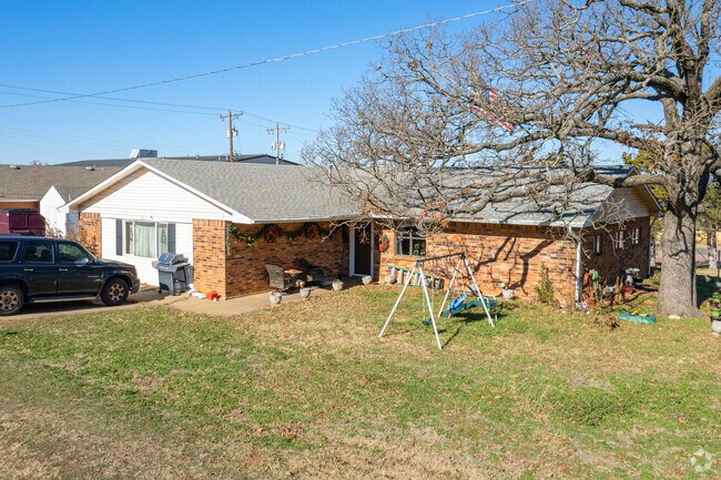 There are many ranch style homes in Wellston.