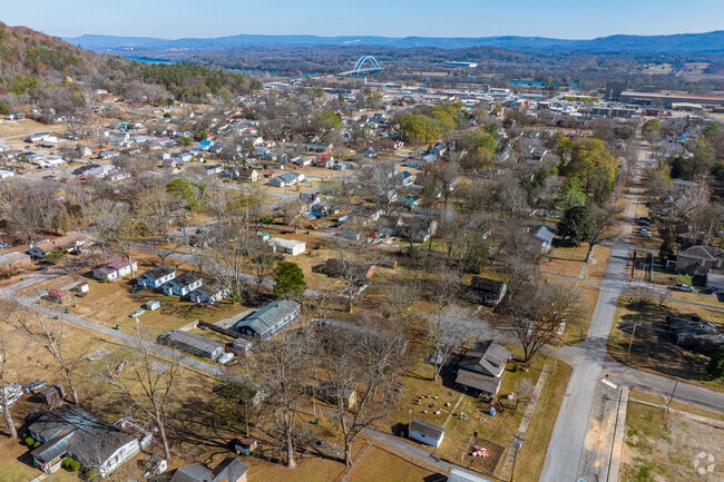 South Pittsburg residents have easy access to an assortment of everyday amenities.