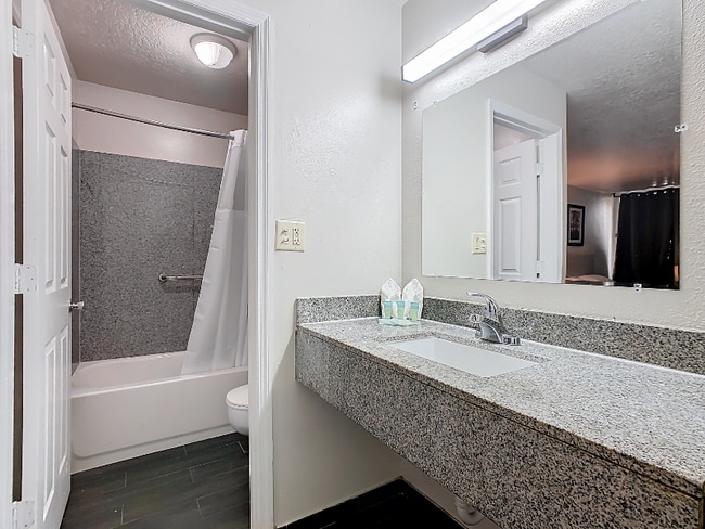 44199 Us-27 unit 282 Double Room, Davenport, FL 33897 - photo 2