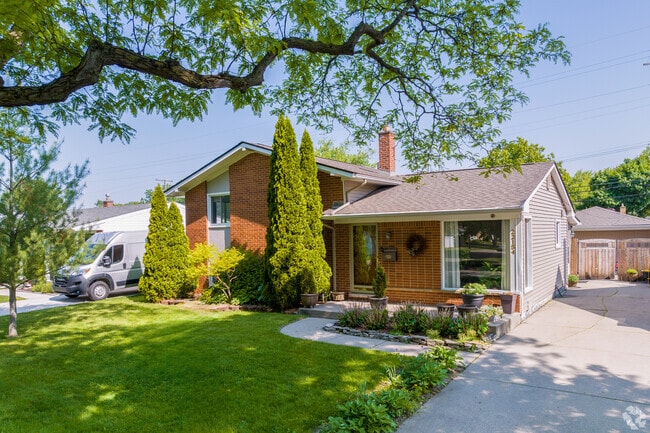 Spit-level homes are one of the many building styles available in Rockwood.