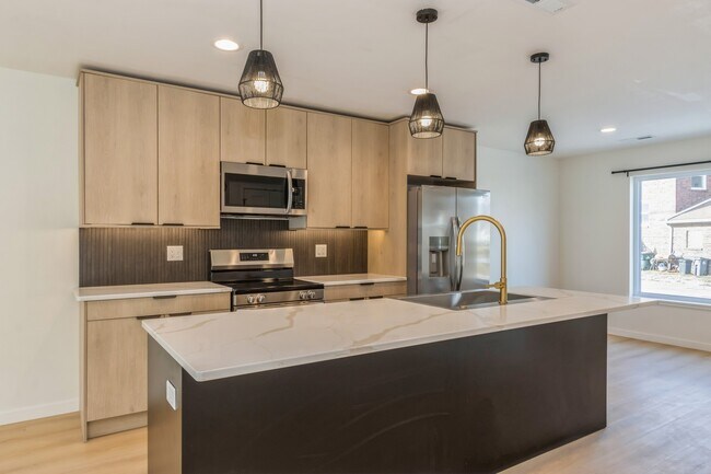 417 C Ave NW, Cedar Rapids, IA 52405 - photo 5