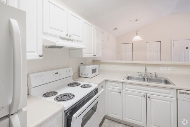 1BR, 1BA - 741SF - Kitchen