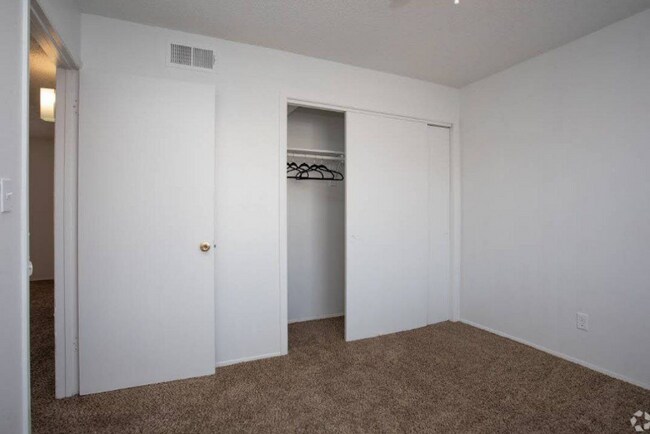 525 N Carolina Dr unit 11, El Paso, TX 79915 - photo 3