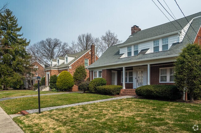 Homes with large front lawns are common in Bloomfield.