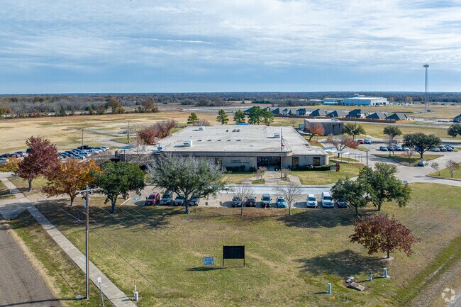 Commerce Elementary School has 29 full time teachers that focus on educating students.
