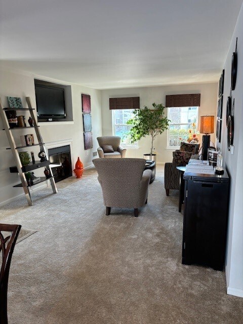 1BR, 1BT - 917 SF Dining room