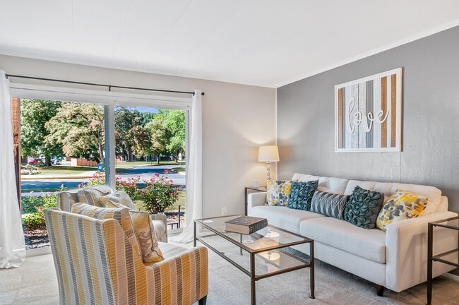 Oxford Manor Apartments and Townhomes, Mechanicsburg, PA 17055 - photo 2