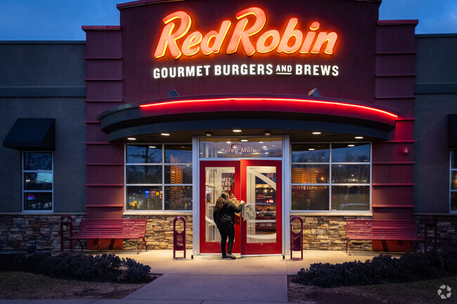 Experience gourmet dining at Red Robin, Natick, Warwick. Burgers, salads, and more!