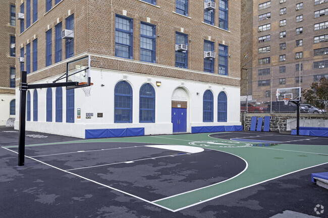 P.S. 55 Benjamin Franklin has 512 students in grades PK, K-5.