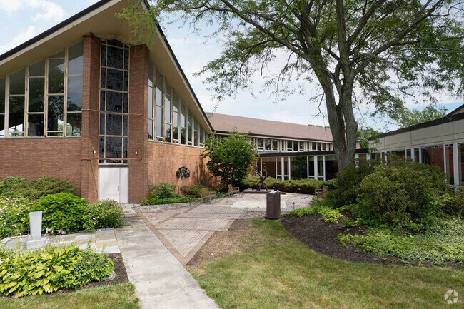 Serving all grades at Bet Shraga Hebrew Academy in the Jewish faith.