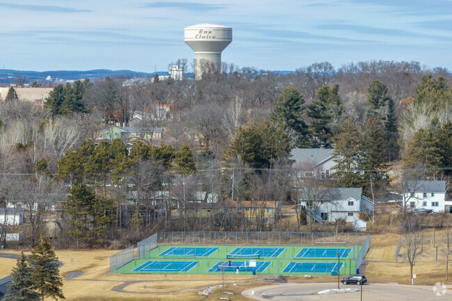 Delong Middle School has 6 tennis courts on campus.