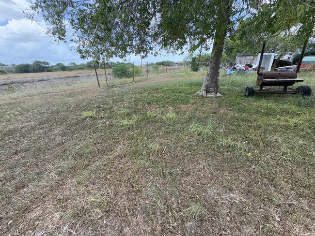811 E Ave d, Robstown, TX 78380 - photo 2