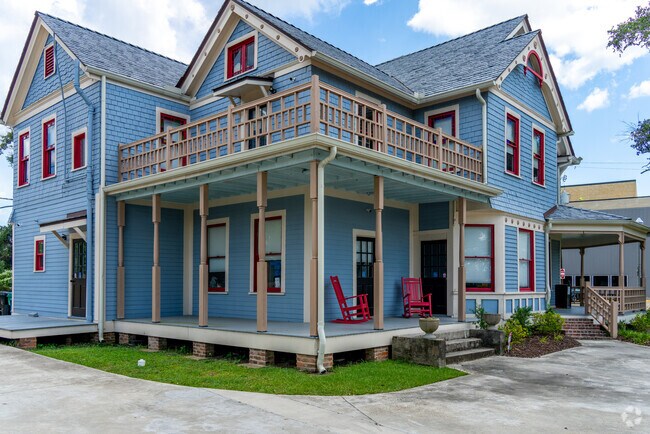 Explore stunning Victorian houses in Charpentier Historic District, Lake Charles.