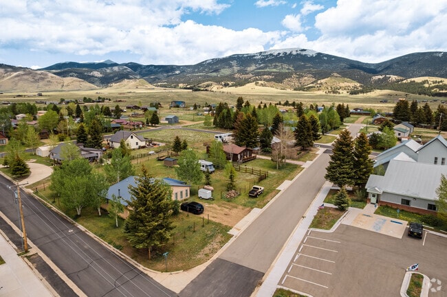 Eagle Nest is a quiet community with most of its tourist activity arriving in the summer months for lake activities.