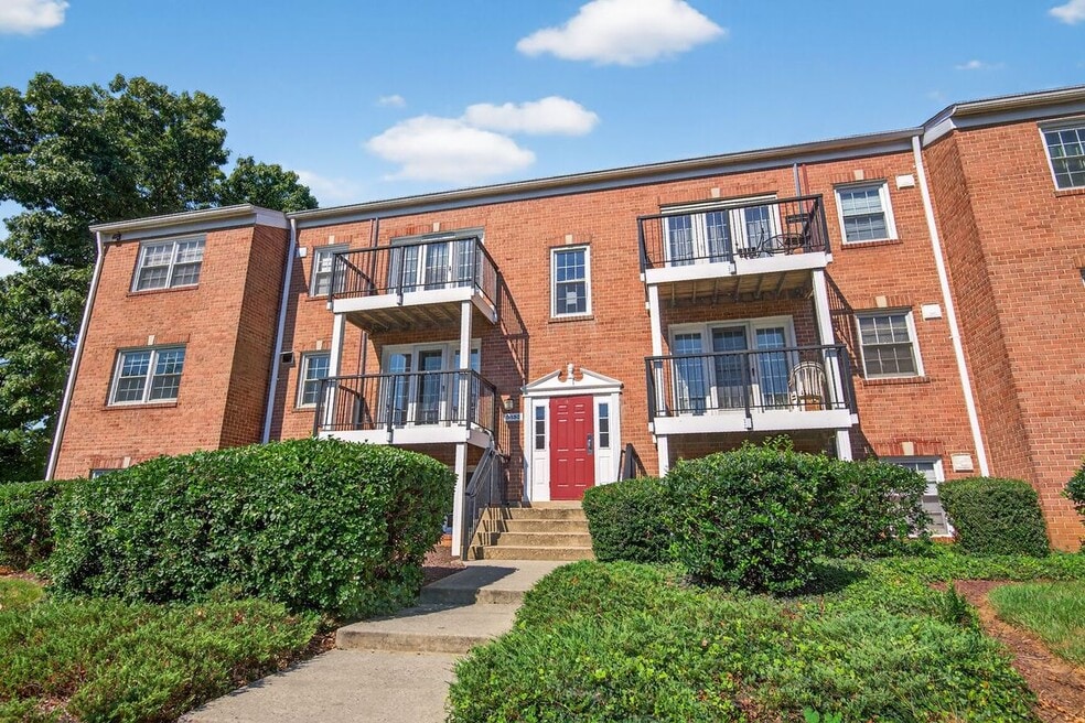 9483 Fairfax Blvd, Fairfax, VA 22031 - photo 1